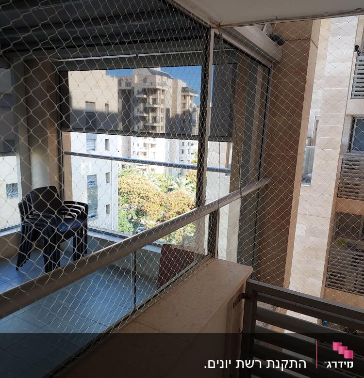 רשת למניעת כניסת יונים במרפסת בניין